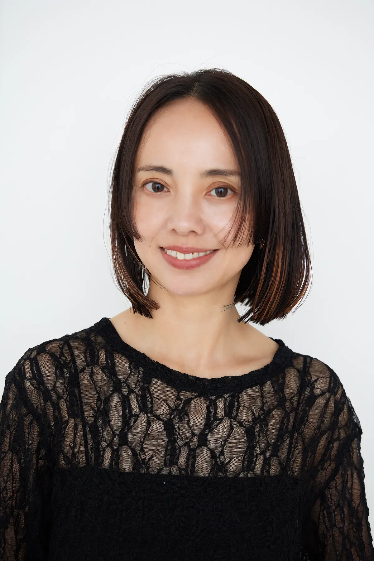 Webエクラ 40代50代　髪型　前から見たフレーミングバング仕掛けのミディアムボブ