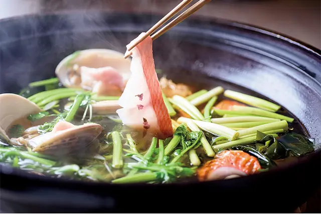 グランディスタイル（食つき）ではリビングでピンチョスを楽しみ、ダイニングではメイン料理の金目鯛のしゃぶしゃぶを