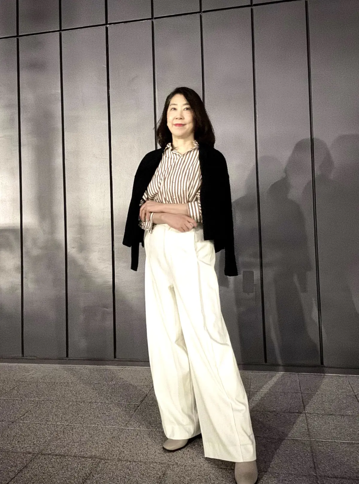 優美なセミワイドホワイトパンツで軽やかにの画像_4