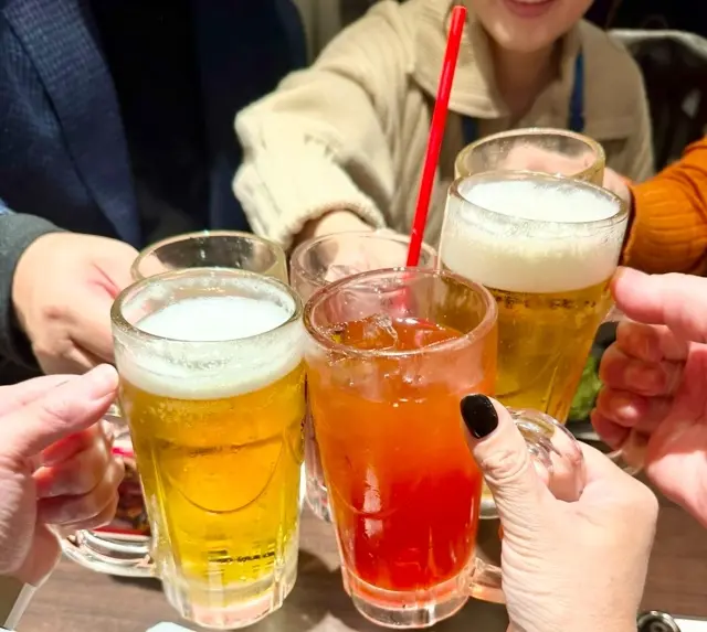 冬は街並みに映えるオフホワイトのニットコの画像_6