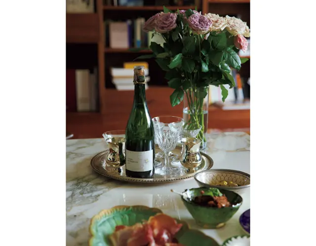 シャンパンをカジュアルかつエレガントに飲みたいとアンティークのゴブレットを収集。銀製のピュイフォルカのシャンパン用タンブラーも