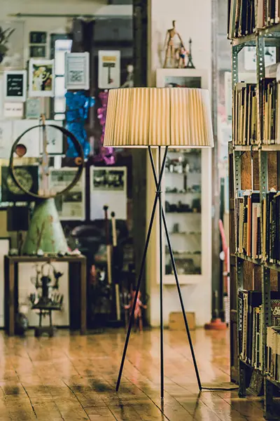 布製のシェードが放つ美しい光が