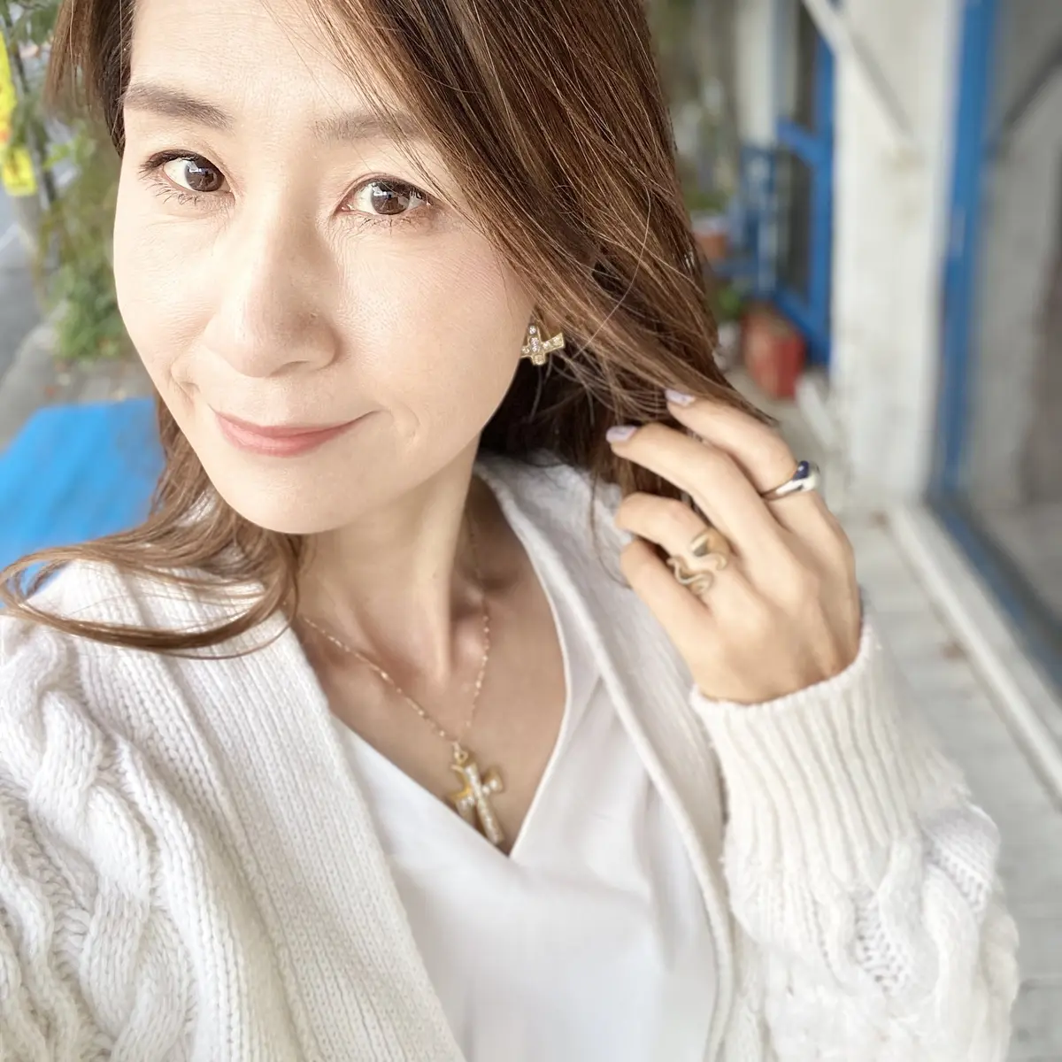 アクセサリーはゴールド系