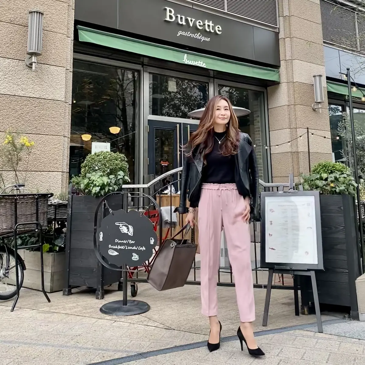 黒ライダースと黒ニットにピンクのカラーパンツ