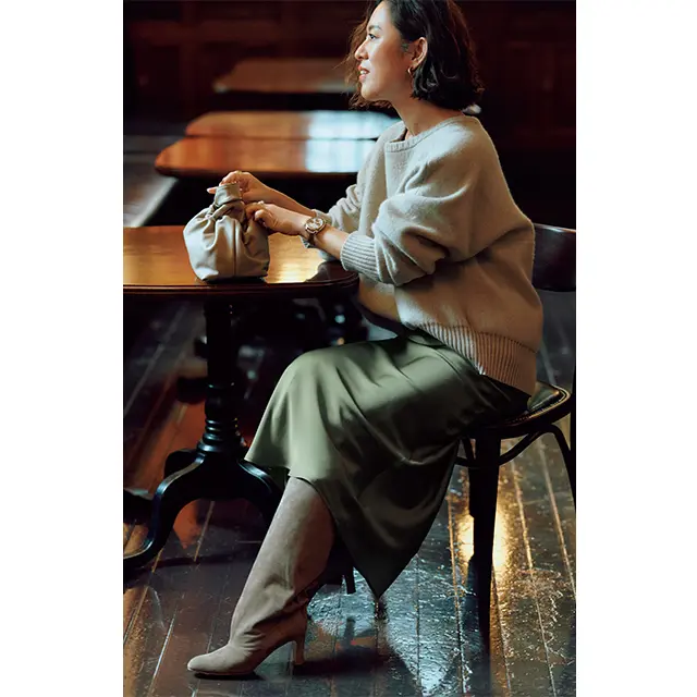 ベージュのロングブーツで足もとから優美に、リッチに