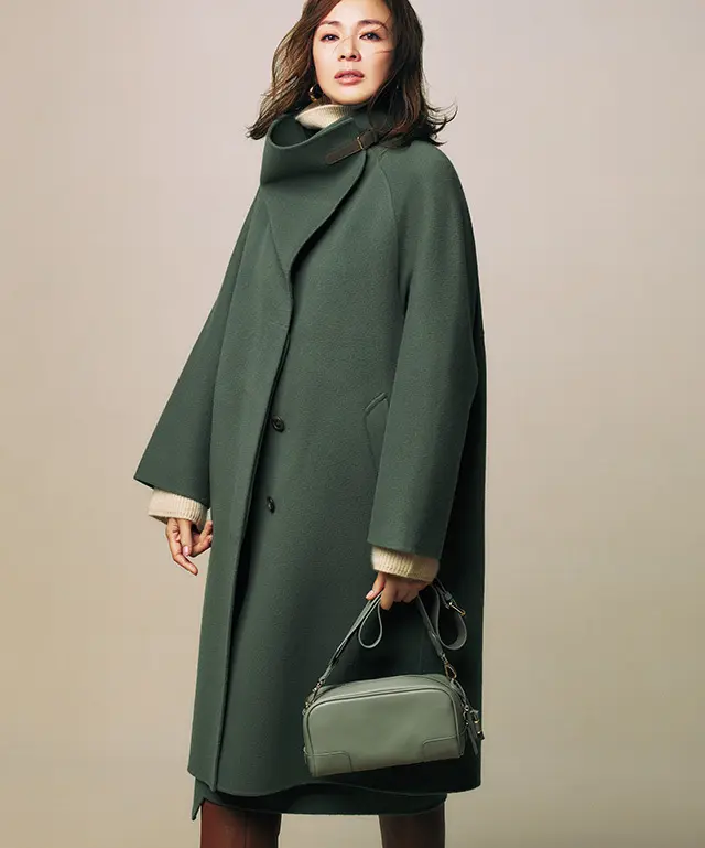 スタンドカラーのコートは 絶妙なモスグリーンでクールに