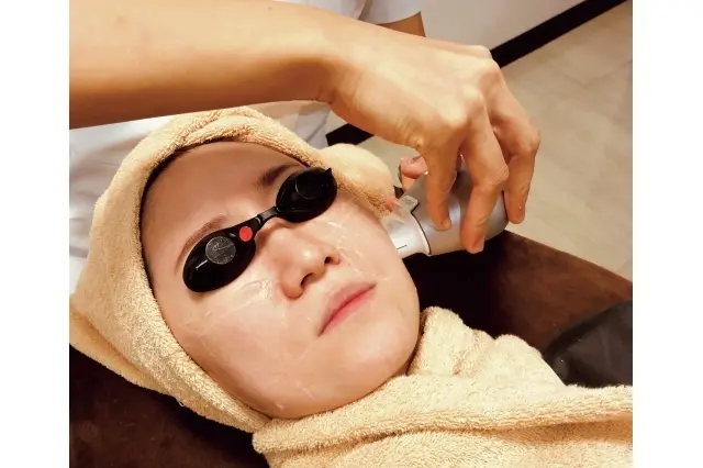 痛みが少なく、麻酔なしで施術が可能。効果に対して刺激がマイルドなので、照射治療がビギナーの人におすすめ