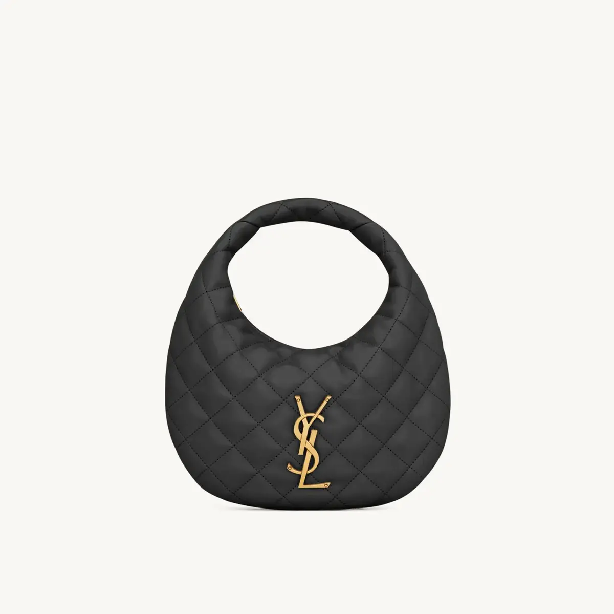 【eclat’s pick up】サンローランの新型バッグ「イカリーノ」が50代の秋の装いにモードな雰囲気をプラス