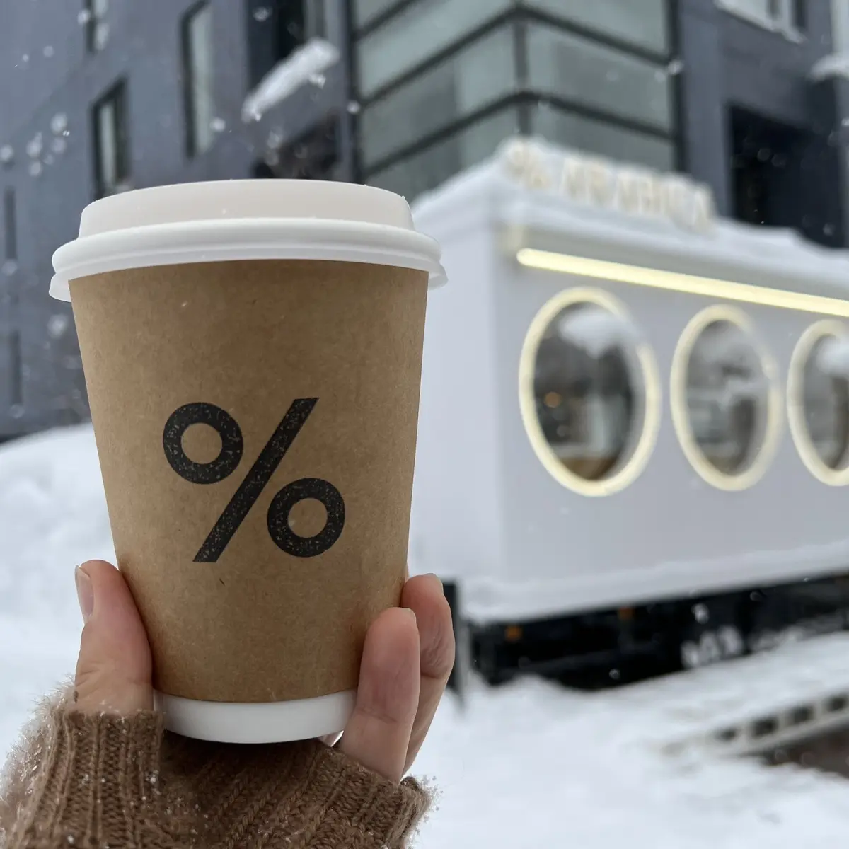 ヒラフのコーヒースタンド「ARABICA Niseko Hirafu 」のカフェラテ