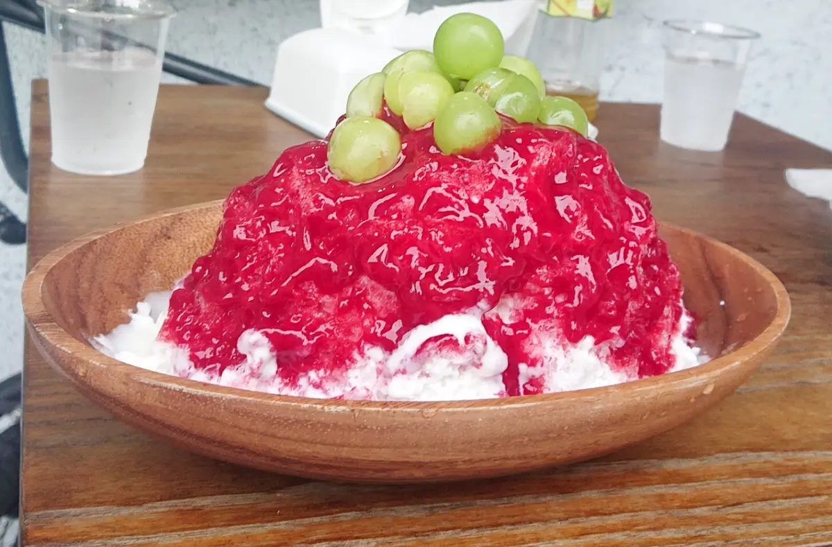 ラズベリーレアチーズとシャインマスカットのかき氷