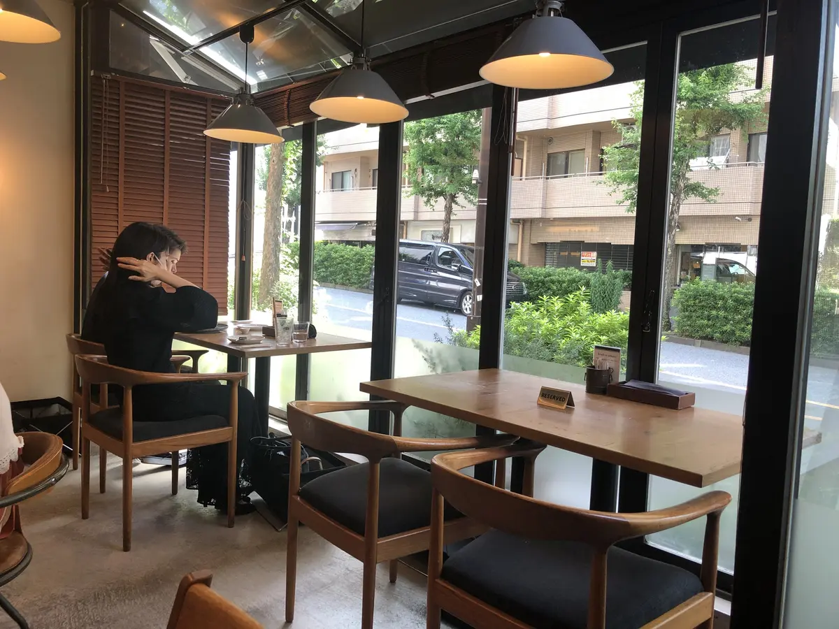 The Latria Table HEARTH。 ハース。恵比寿。ハース恵比寿店。内観。店内。窓際。窓際席。