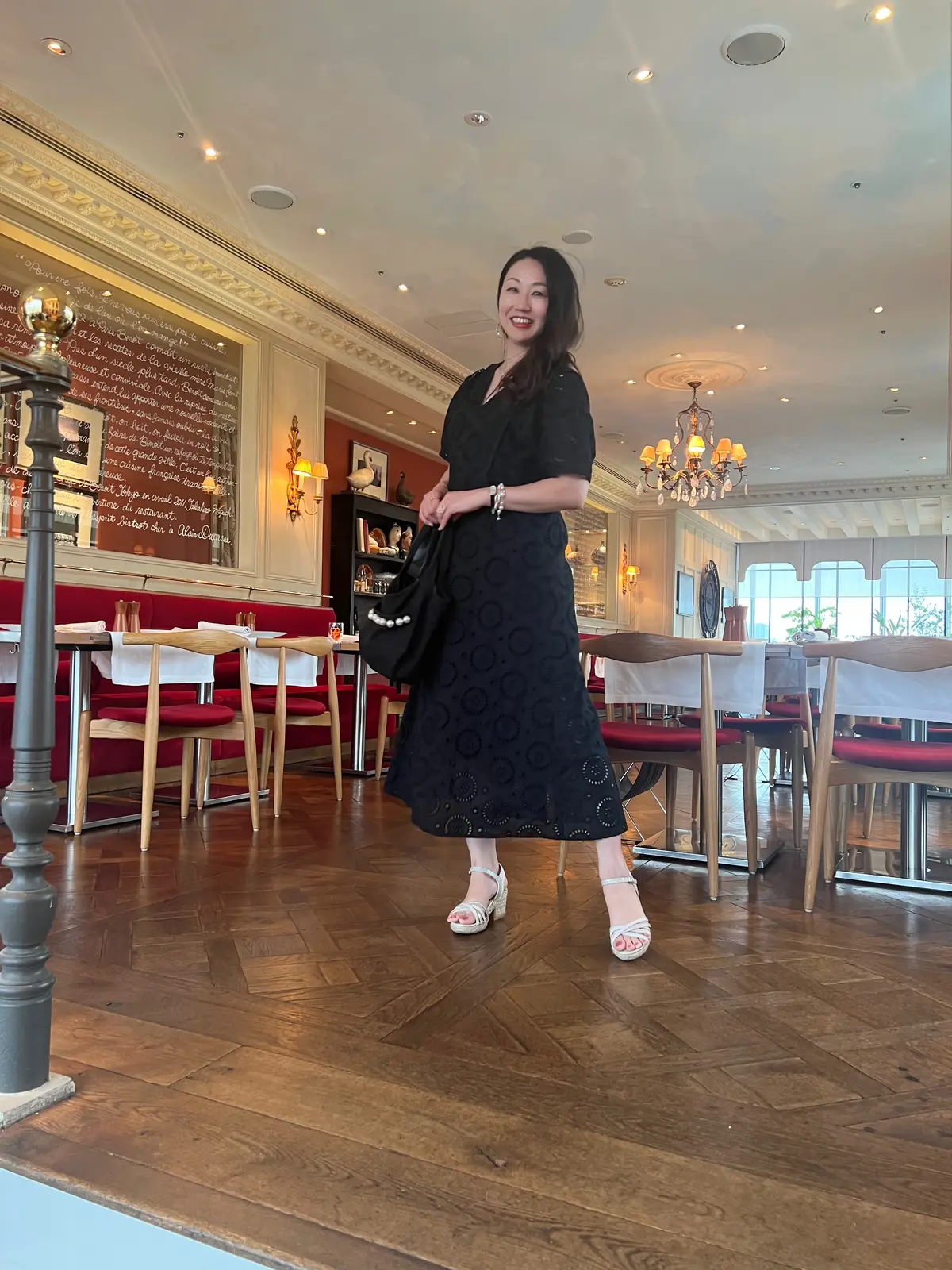 レースワンピースのモノトーンコーデ