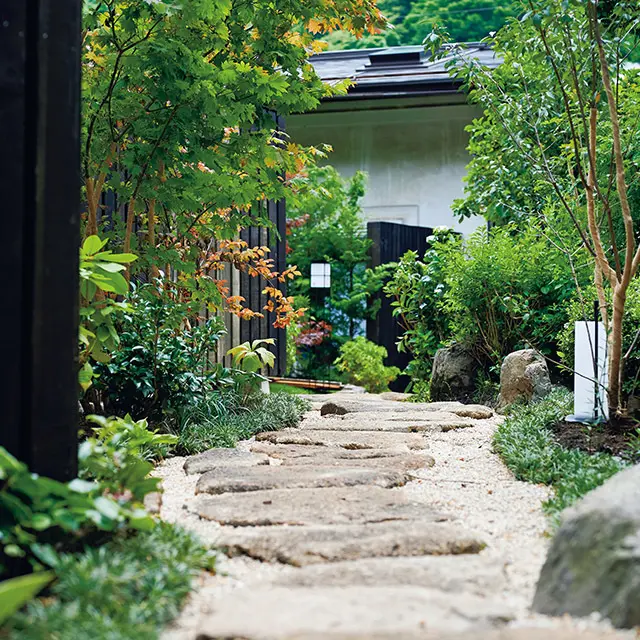 かつて酒造業を営んでいた 『歳トシヨシヤ吉屋』の商家と母屋などを、 往時の雰囲気を可能なかぎり生 かして今に再生