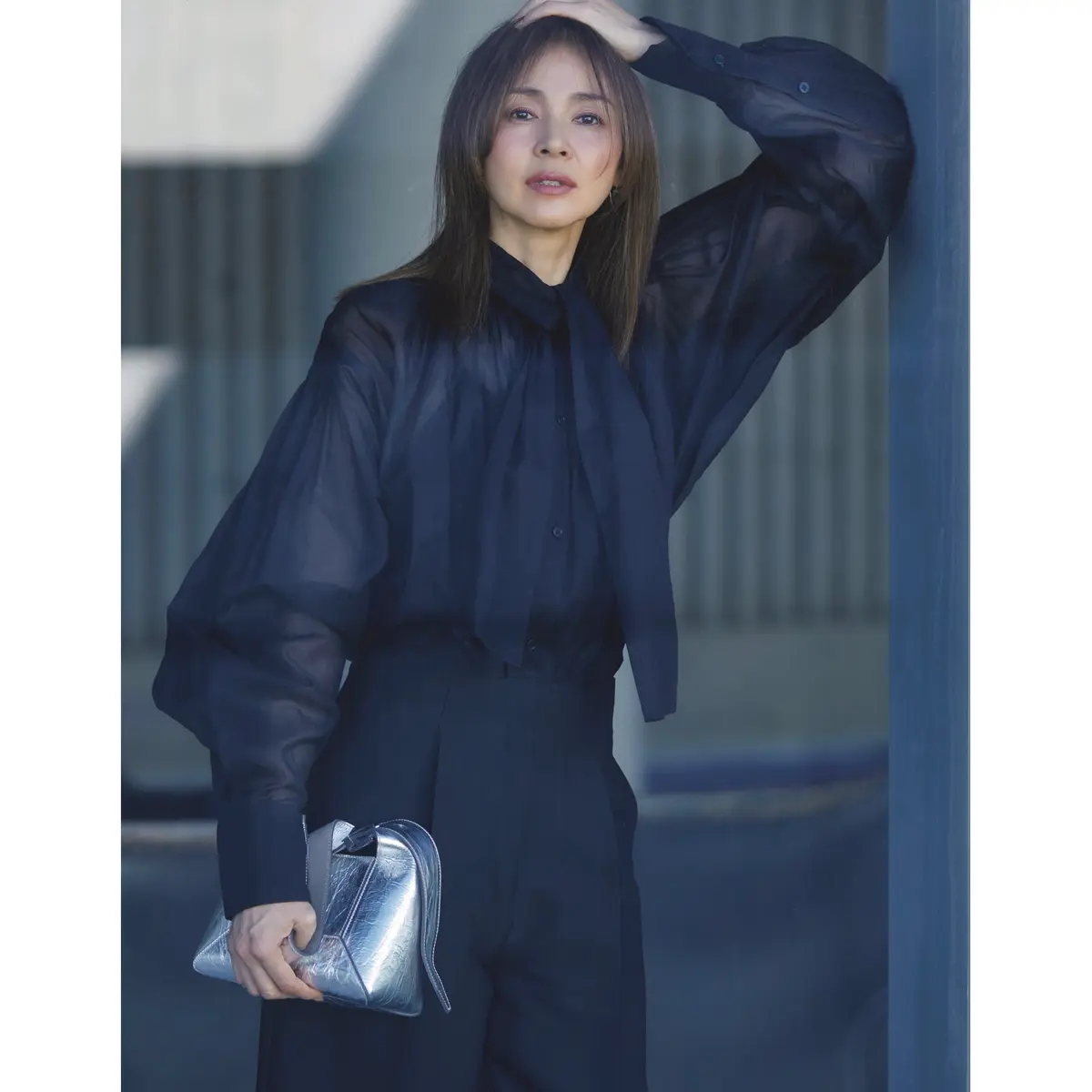 ネイビーシアー素材のボウタイブラウスとネイビーパンツのコーディネート　モデル・SHIHO