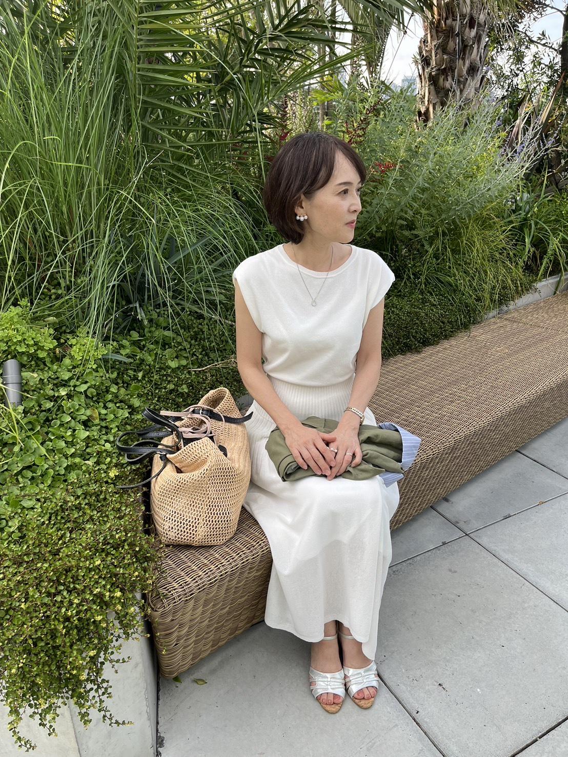 ハラカド屋上庭園で休憩する女性
