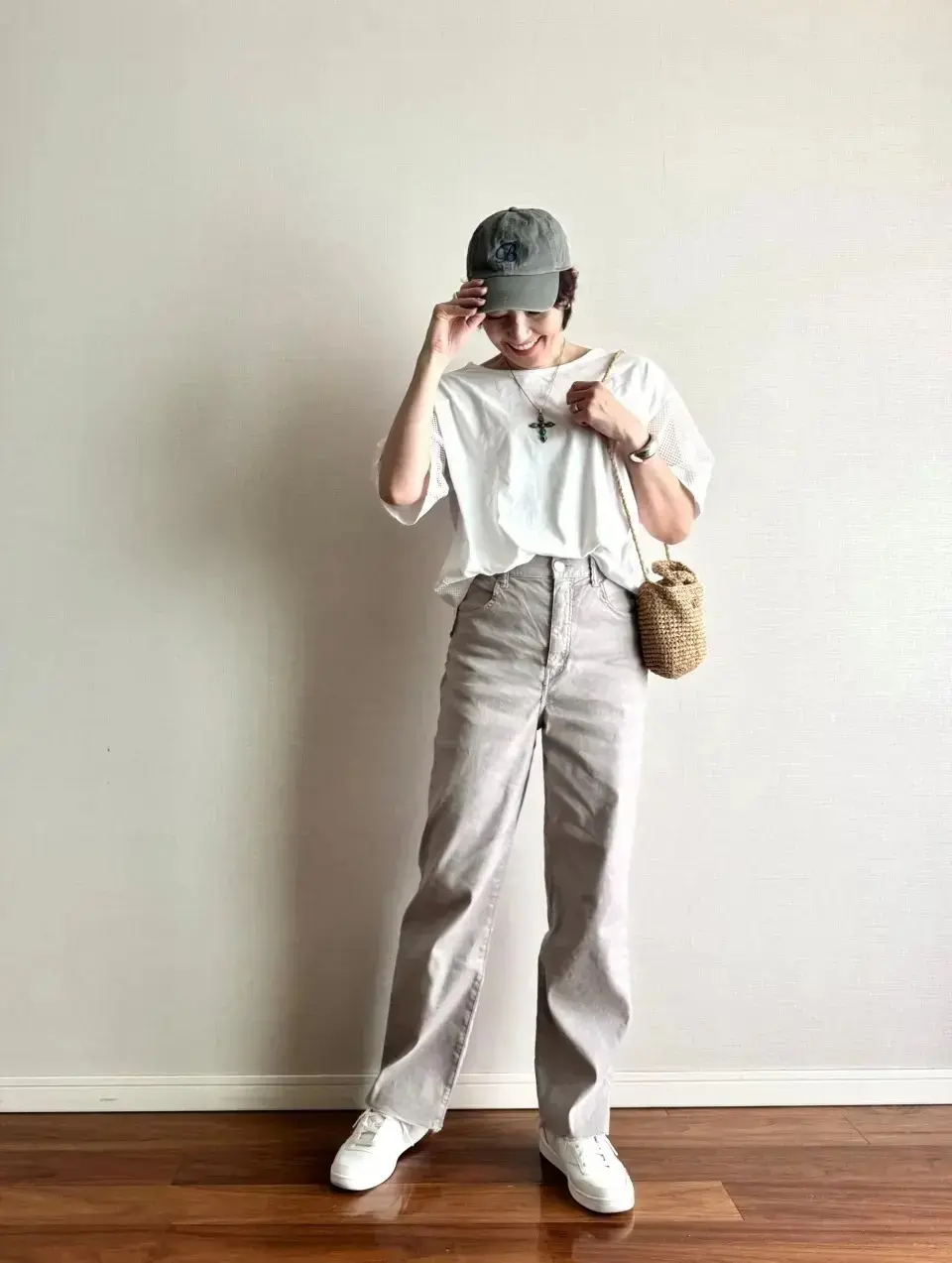 【おしゃれな50代の「ZARAコーデ」】高見え必至！華やか小物やカラーアイテムでシンプルな初夏の装いを格上げ