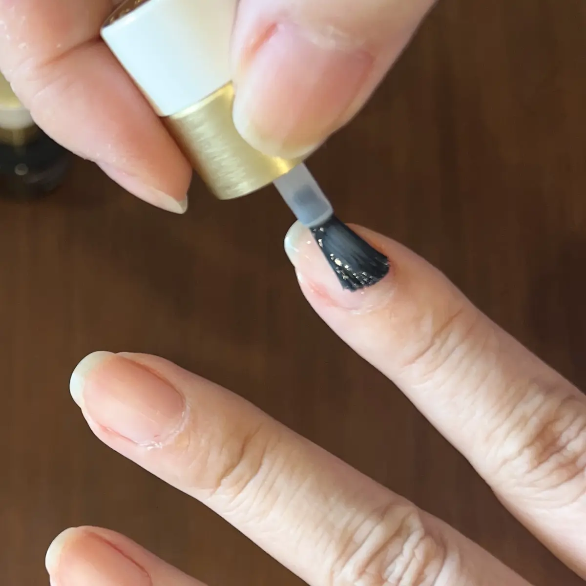 ベースコートを塗る