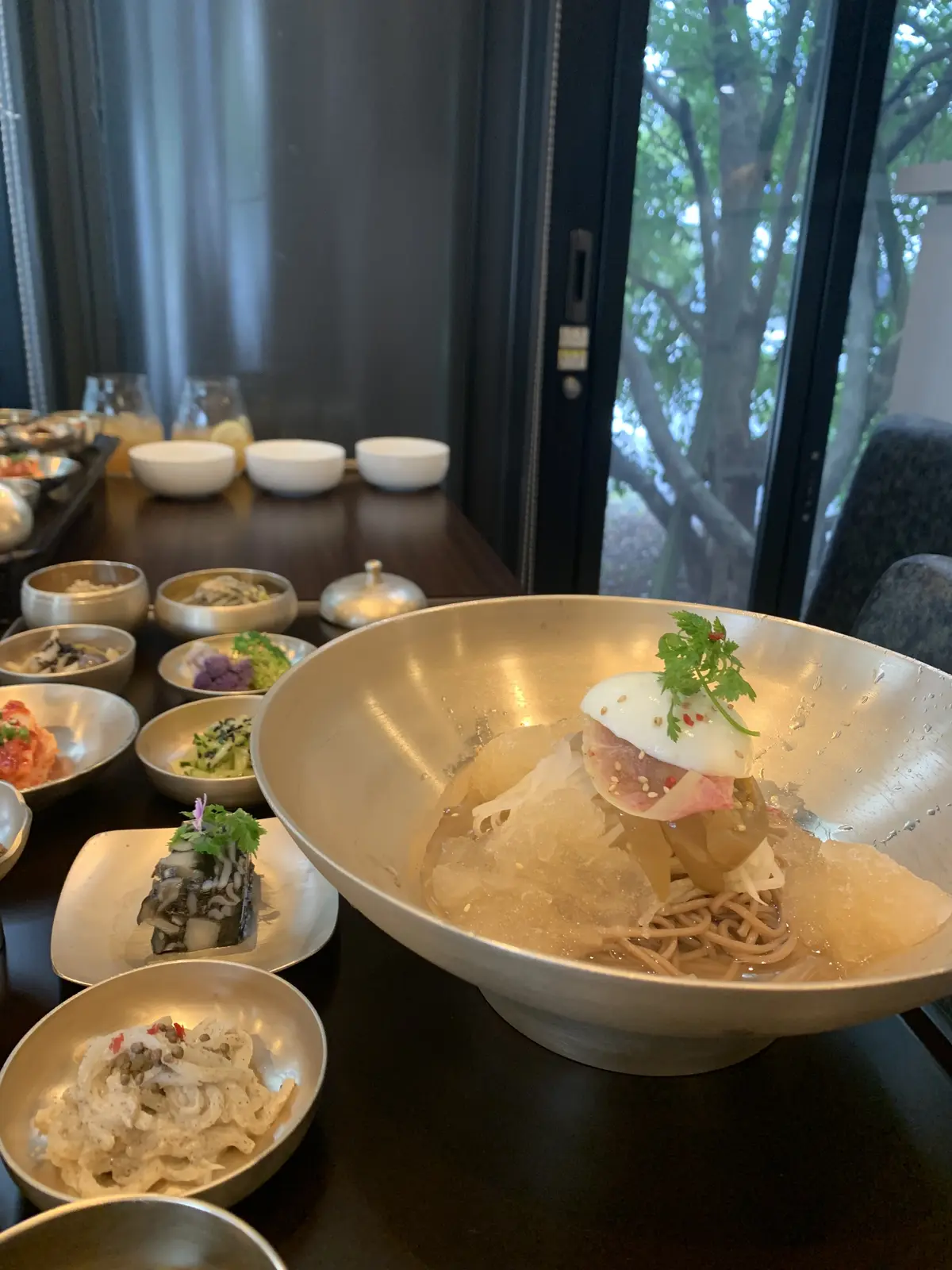 メインのどんぐり粉を使った韓国冷麺