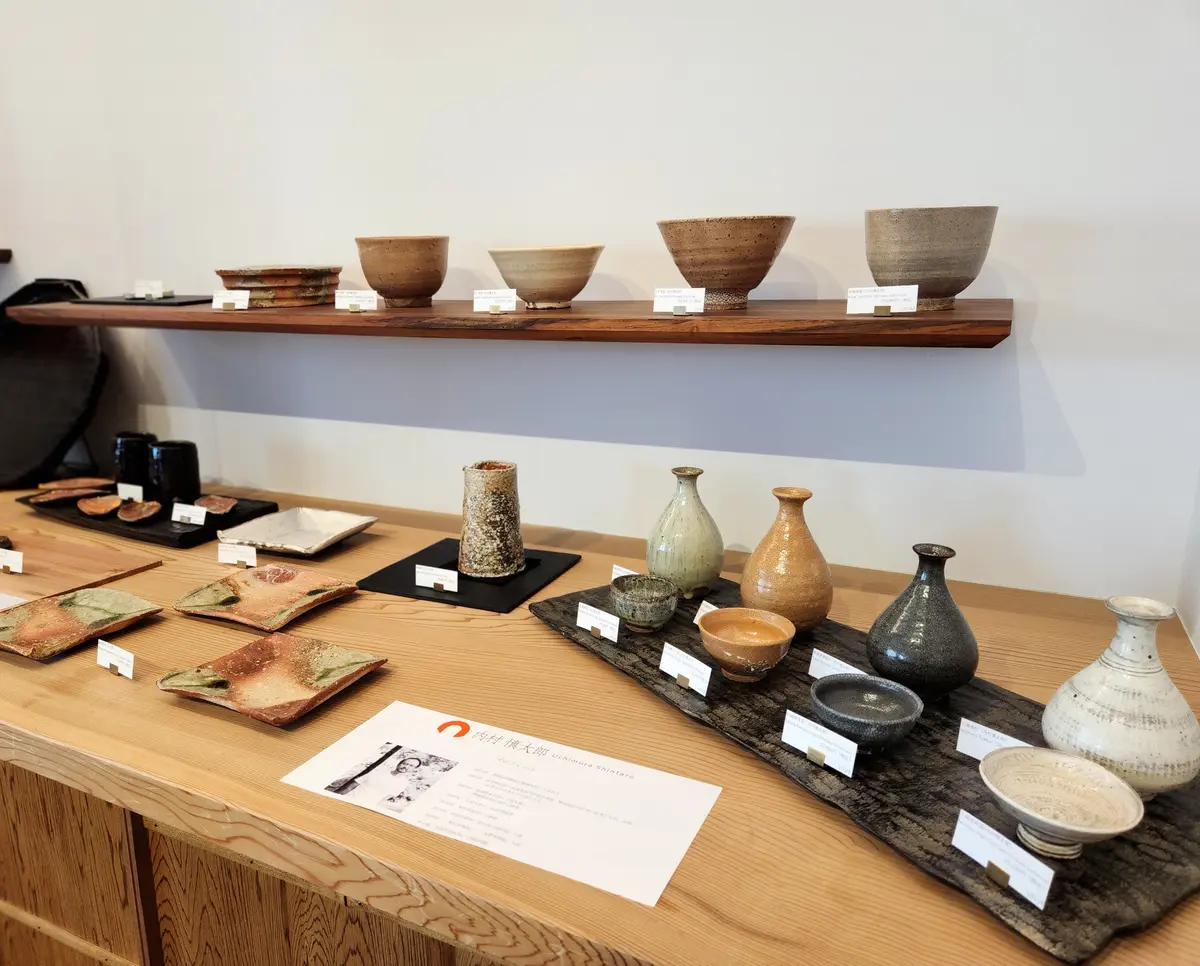 茶器や徳利等も展示販売されています。素敵なものばかり。
