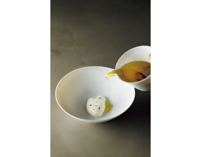 七尾湾のカキに、魚のだしとミルクのシートをのせ、玉ねぎとホエーのピュレと。山椒の香りのオリーブオイルをかけて。ライムの皮を削り、さわやかな余韻に