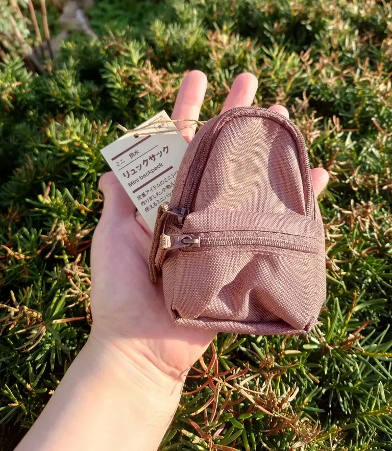 手のひら上の無印良品ミニリュック