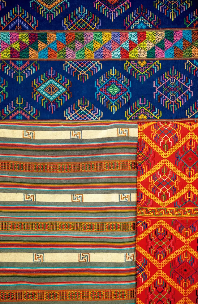 ぜひ訪れたいのがティンプーの「ロイヤル テキスタイル アカデミー」。ショップには、上質な布が売られおみやげにもぴったり。高級なものは数百ドルもする