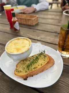 私はガーリックハーブトーストとオニオングラタンスープをオーダー！