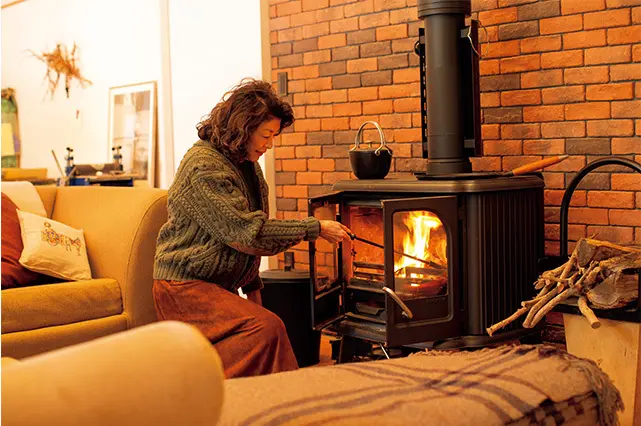 那須のアトリエ、居間の真ん中には、薪ストーブが。山の冷たい空 気の中、じんわりほっこり、身も心も温めてくれる