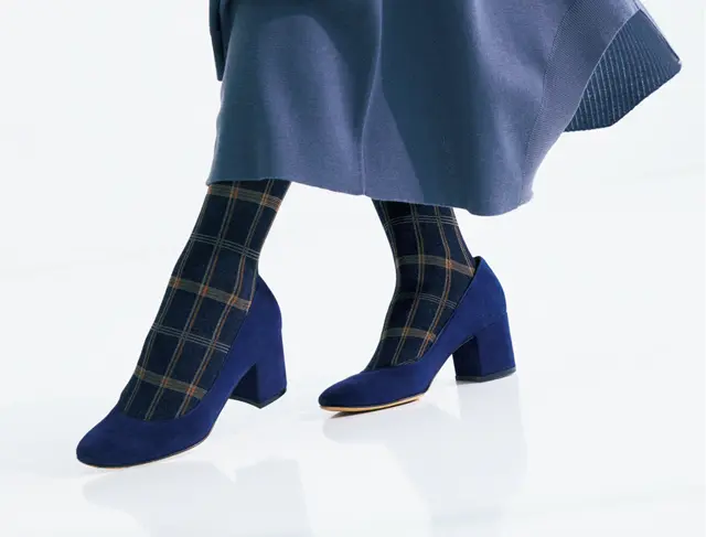 スカートから少しだけのぞく部分にチェック柄のタイツを
