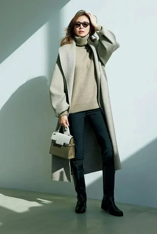 アクティブな黒パンツは女優顔のベージュコートで華やかなムードを盛って