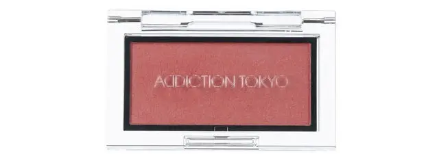 なじみのいい透け感くすみレッドなら、赤チーク初心者でも抵抗なし。粉をオイルコーティングしてあり、スーッと肌と一体化する。ザ ブラッシュ パール 005P ￥3,300／アディクション ビューティ