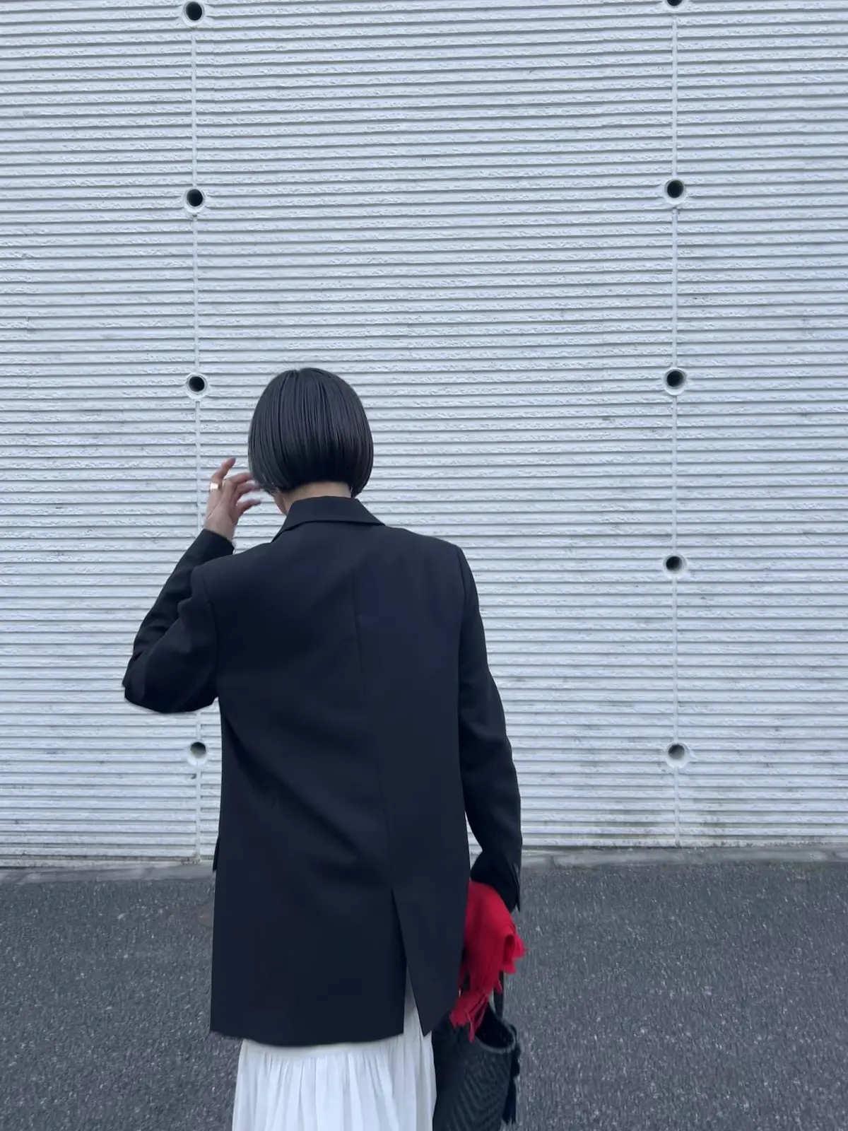 思い切って髪色をトーンダウンしたら黒い服の画像_9