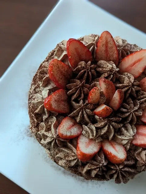 チョコレートクリームのデコレーションケーキ