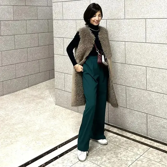 冬のカジュアルスタイルを楽しむ！50代のおでかけにぴったりの「スニーカーコーデ」3選