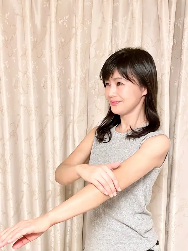 est。エストボディセラム2301。エストボディセラム 2301。グレー。ノースリー部。ノースリーブ。マッサージ。ハンドマッサージ。ボディケア。二の腕。マッサージクリーム。美容液。クリーム。美容。アンチエイジング。セルフ。セルフケア。セルフマッサージ。セルフエステ。ボブ。ミディアムヘア。ワンカール。