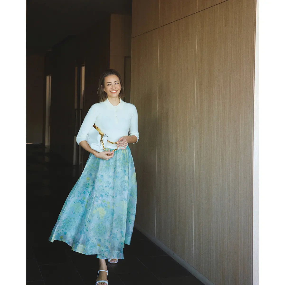 白ポロニットとブルー花柄スカートのコーデ　モデル・RINA