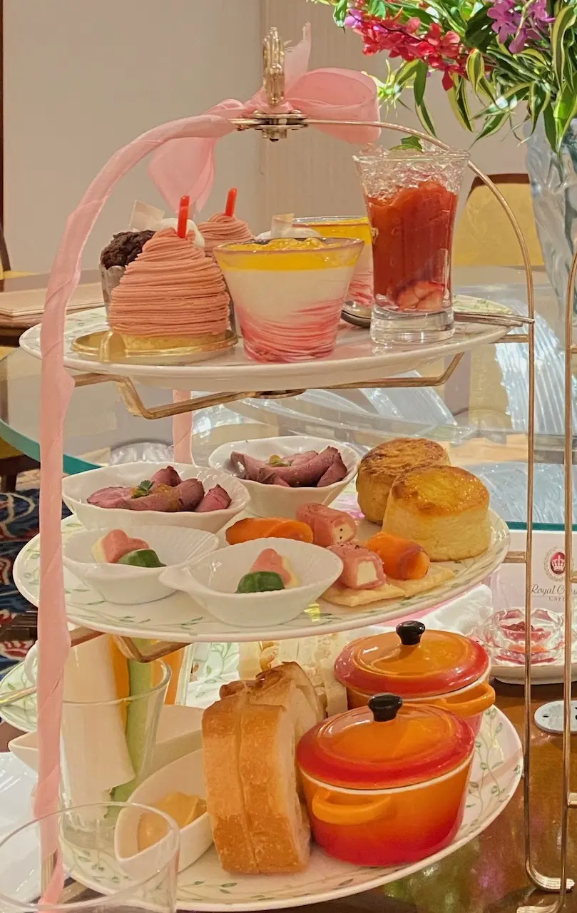 銀座クリスタルカフェバレンタインアフタヌーンティーの3段プレート