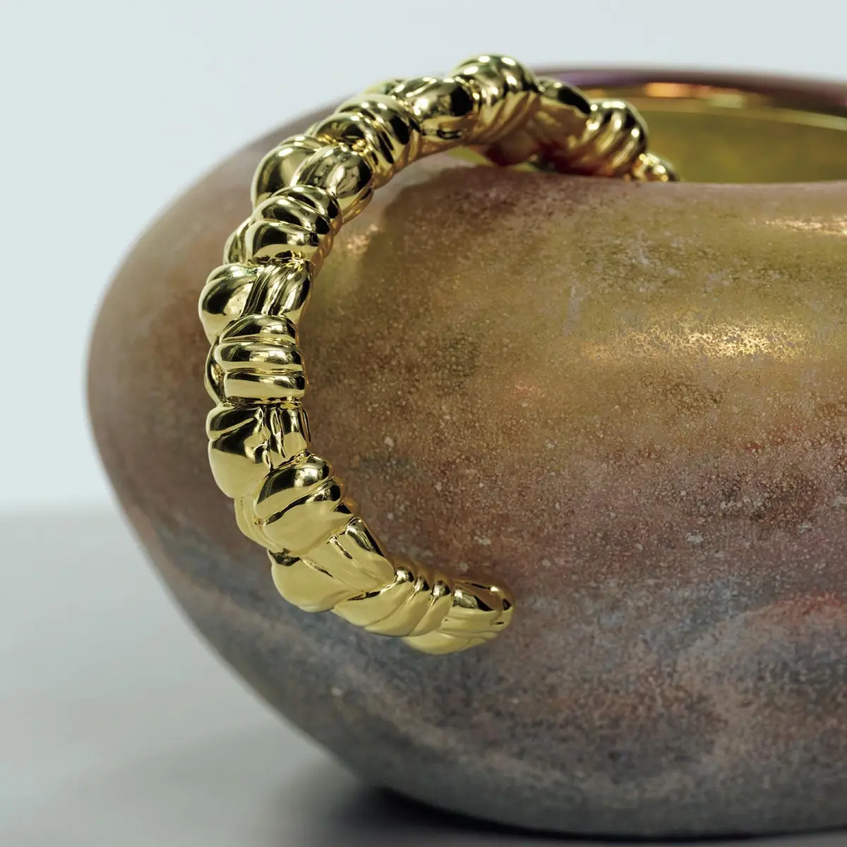 レザーを編み込んで作る イントレチャートを ゴールドで精密に表現