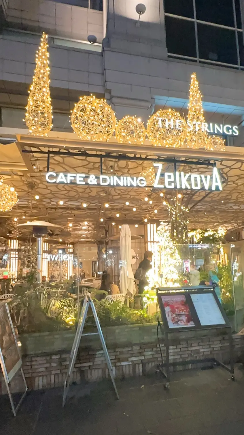 ザストリングス表参道エントランス