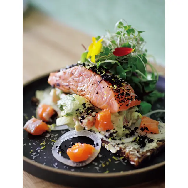 人気パン店『haluta』の黒パンを使った「信州サーモンのコンフィと根つきマイクロブロッコリーのスモーブロー」￥1,900