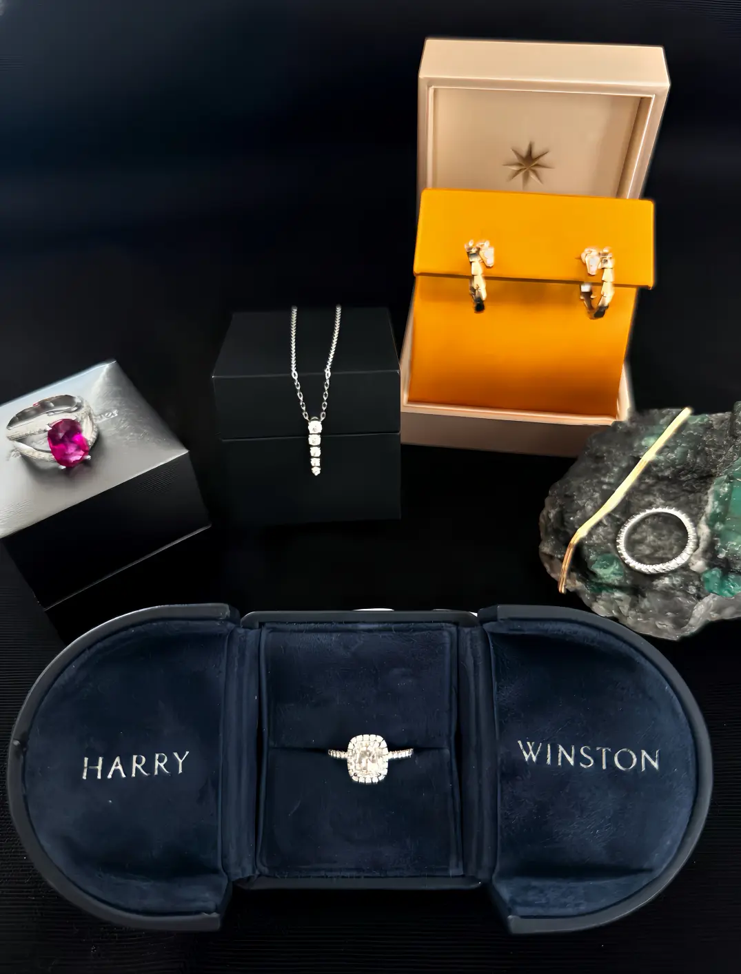 左上から、ブラジル・リオデジャネイロのジュエリーブランド「Sauer」のルベライト×ダイアモンド×ゴールドのリング、ミキモトのダイアモンド×ゴールドのネックレス、ブルガリ「セルペンティ ヴァイパー ピアス」、スタージュエリーのゴールドのヘリンボーン ブレスレット、知人にオーダーしたプラチナパヴェダイアモンドのリング、ハリー・ウィンストンの「クッションカット・マイクロパヴェ・リング」