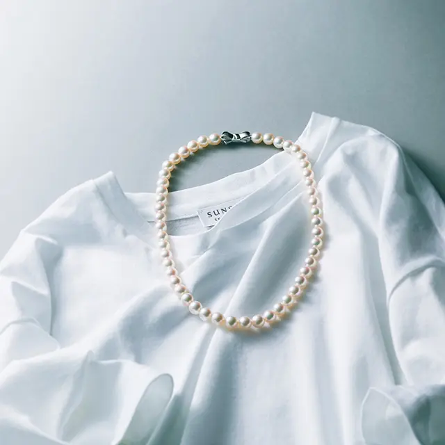 クルーネックTシャツ×パールネックレス