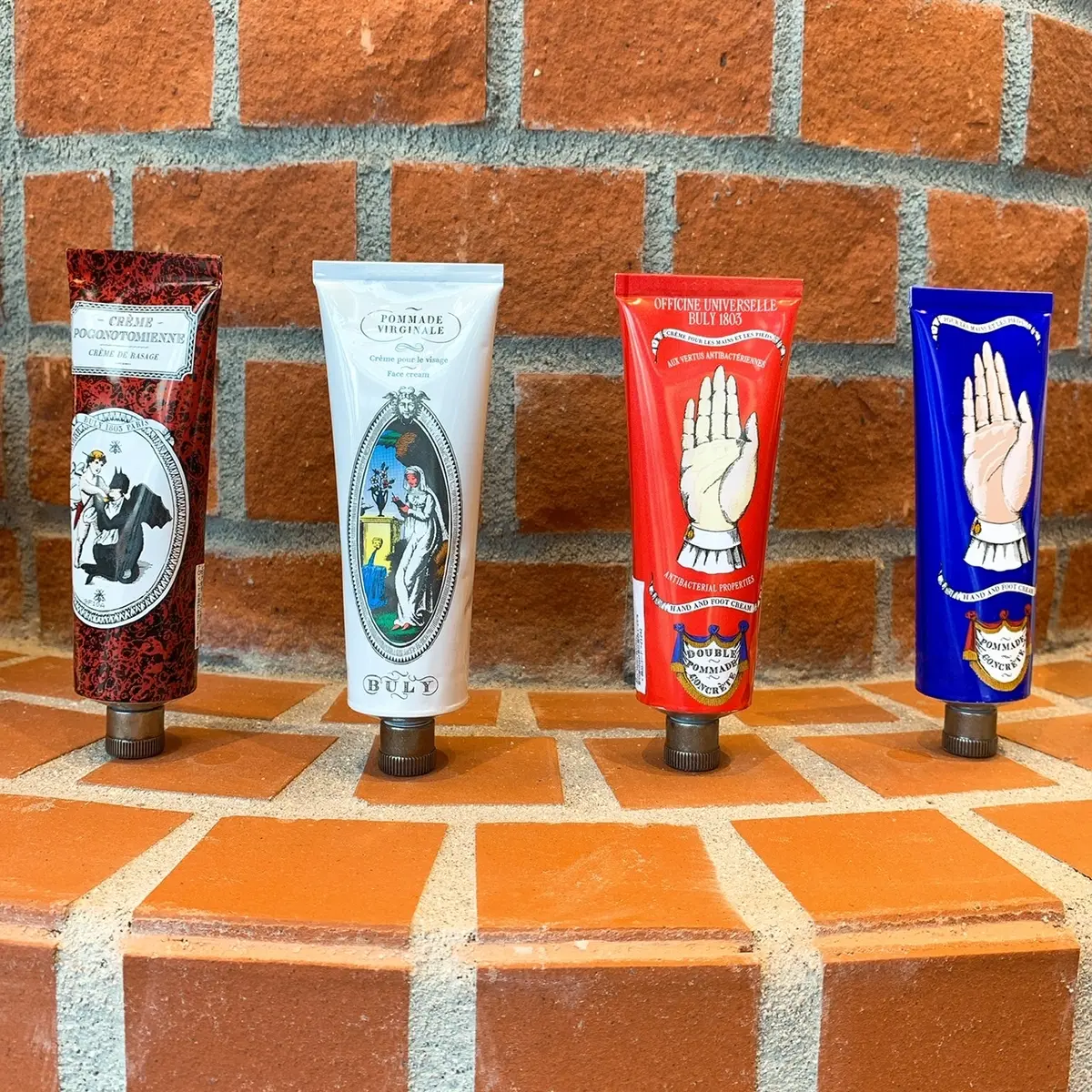 シアバターとカモミール蒸留水配合のハンド＆フットクリーム「ポマード・コンクレット」75g　￥4,700。ユーカリとスウィートオレンジのエッセンシャルオイルの香りが魅力の「ドゥーブル・ポマード・コンクレット」75g ￥5,700。フェイシャルクリーム「ポマード・ヴィルジナル」75g　￥5,500、シェービングクリーム「クレーム・ポゴノトミエンヌ」75㎖　￥4,300