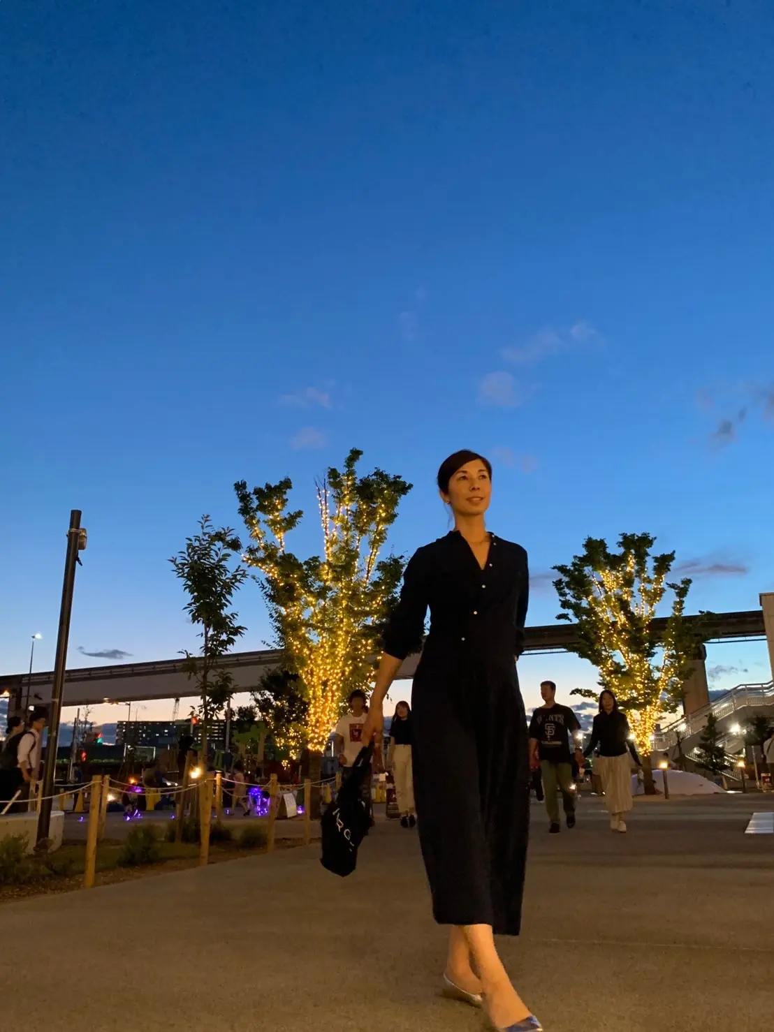 藍色の夕空と、藍色のワンピースの画像_4