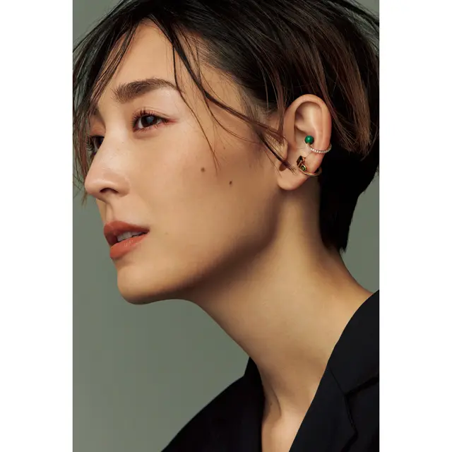 天然石をあしらったイヤカフをしたLIZA-2