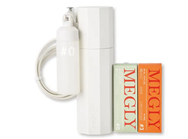 メグリー スターターキット［デバイス1台、炭酸ガスカートリッジ1本、専用化粧水いずれか1本（右は角質・毛穴ケアの＃3、左はベースケアの＃0）］￥30,000（化粧水のみは60㎖ ￥3,300）／MTG