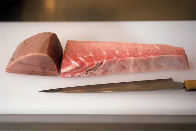 ❶大トロ2種。左は背、右が腹。魚屋さんにさくで注文するのがおすすめ
