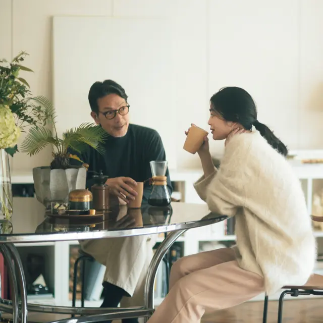 ベージュのシャギーニットとピンクベージュのパンツのまろやかなグラデーションコーデのゆうき