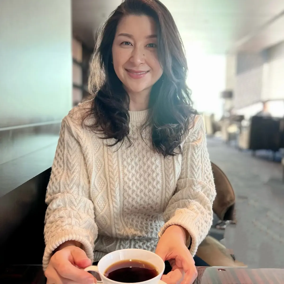 パレスホテルラウンジ、コーヒー、ユニクロ白のアランニット