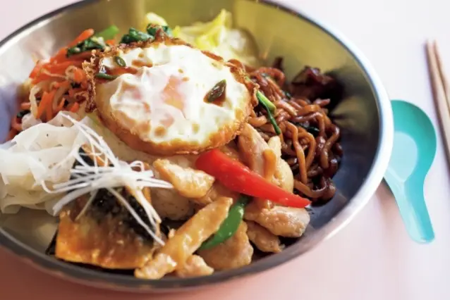 定食は主菜2品と副菜4品¥1,200～（店内はワンドリンクまたはワンスープ制）